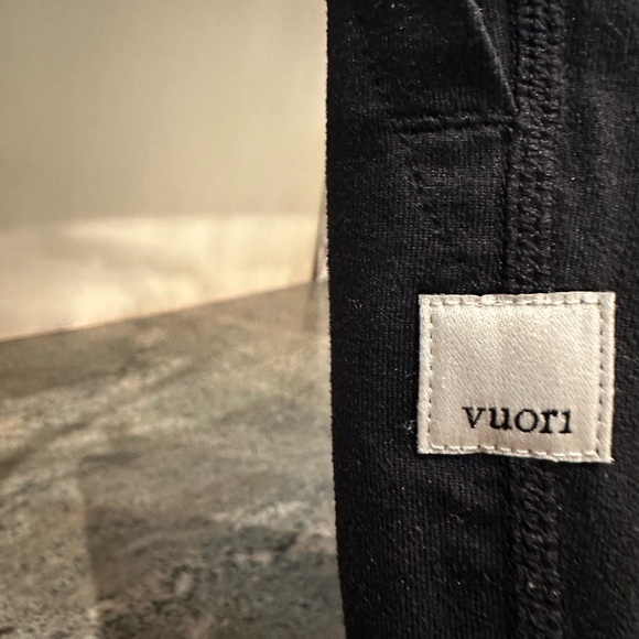Vuori straight leg leggings. - Picture 5 of 5